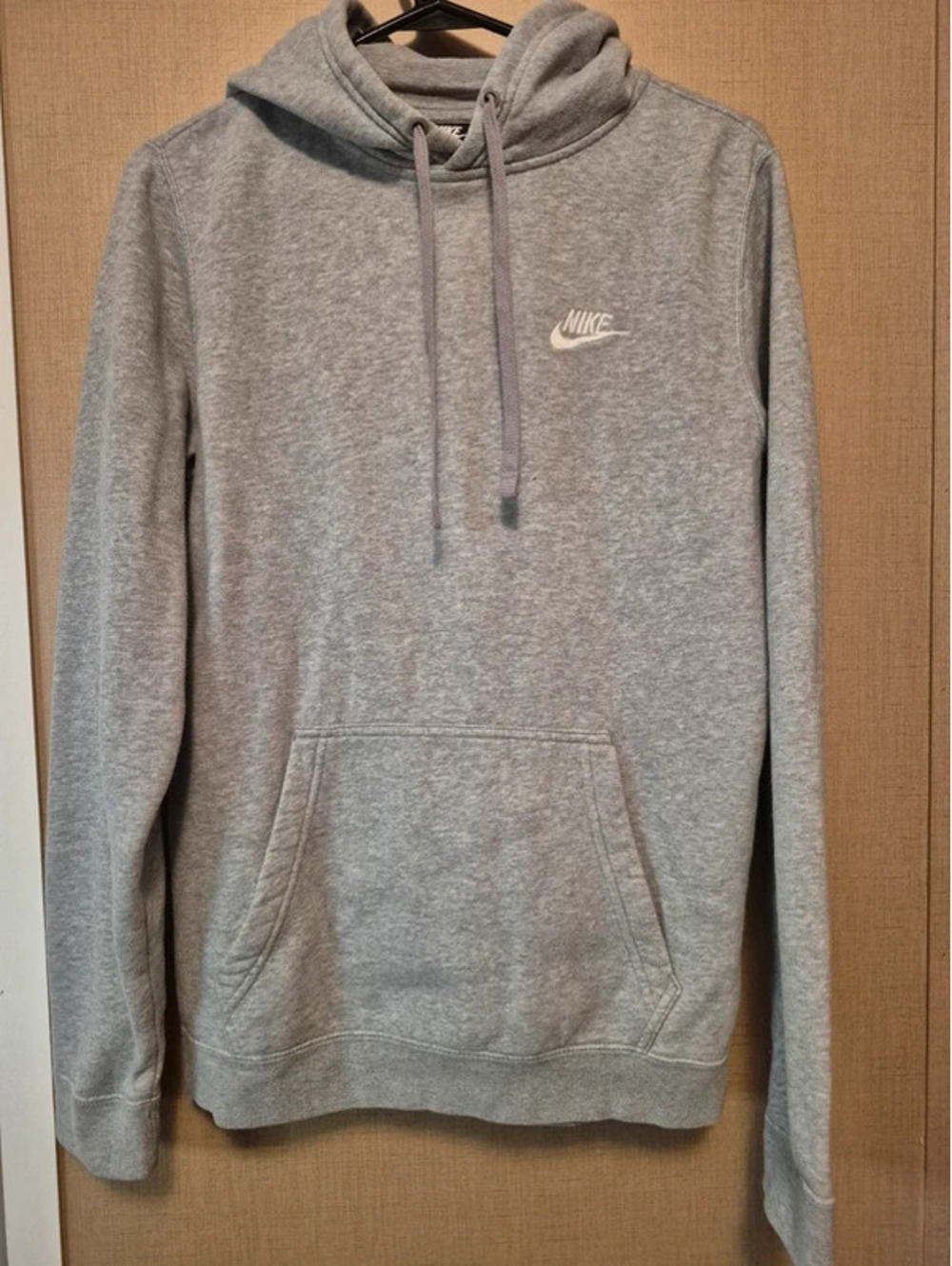 Nike Men's Gray Pullover Hoodie with Kangaroo Pocket, Size Small, Very Good